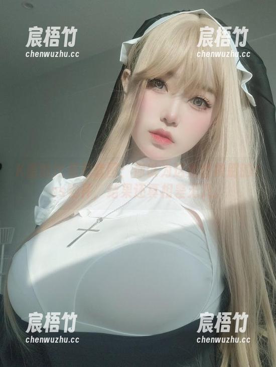 K酱的比基尼套图：你以为这是替换别的cos物件，结果还真相差无几。