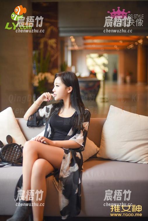 QingDouKe青豆客 - 说好的书卷气，Kiren_程程程的校服私房写真偏偏又透着一股俏皮。