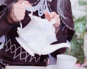 Sally Dorasnow的礼服,不需要圣光的流光溢彩,图片就够了!