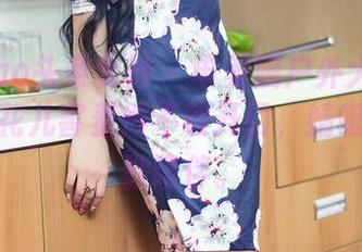 TouTiao头条女神 – 申美嫣户外大片：照片里，花儿害羞得不敢开口，蜻蜓只好默默陪伴。