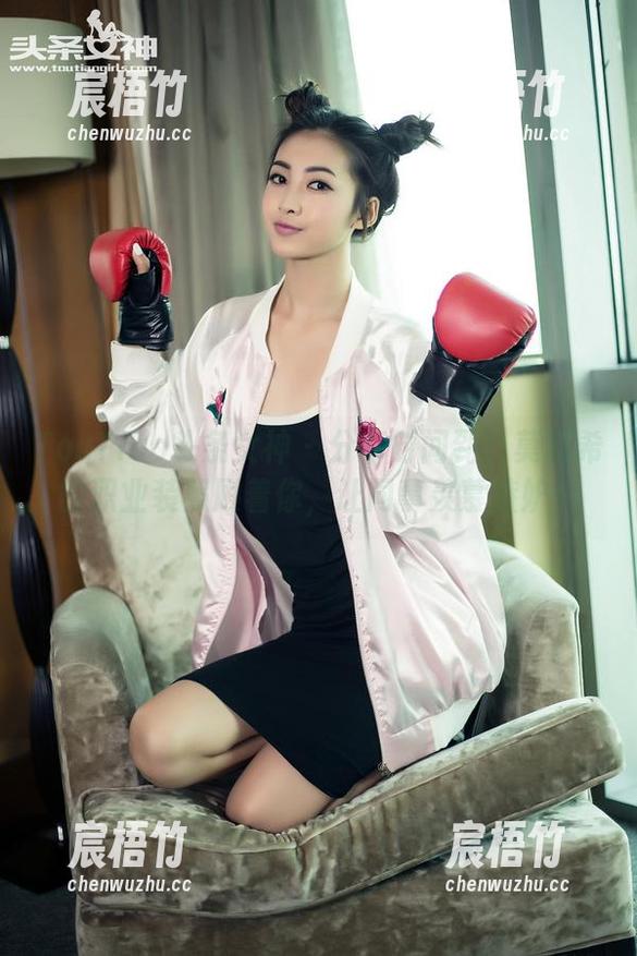 TouTiao头条女神 - 分享时间到！莫晓希的职业装照顾着你，让同事羡慕嫉妒！