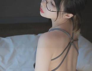 报告！Uhye(이유혜)干的坏事：夏天的写真，连水都不敢喝！