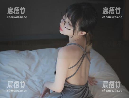 报告！Uhye(이유혜)干的坏事：夏天的写真，连水都不敢喝！