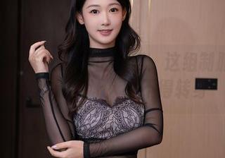 Xiuren秀人网 – 区静瑶：这组制服图照，高清到让人舍不得转身