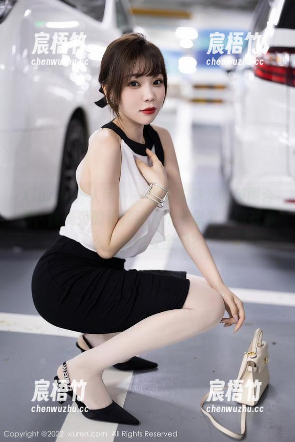 Xiuren秀人网-张美荧 Xiuren秀人网 - 一组品味满分的美图合集,张美荧的长腿让人不禁思考,腿有那么长真的安全吗?
