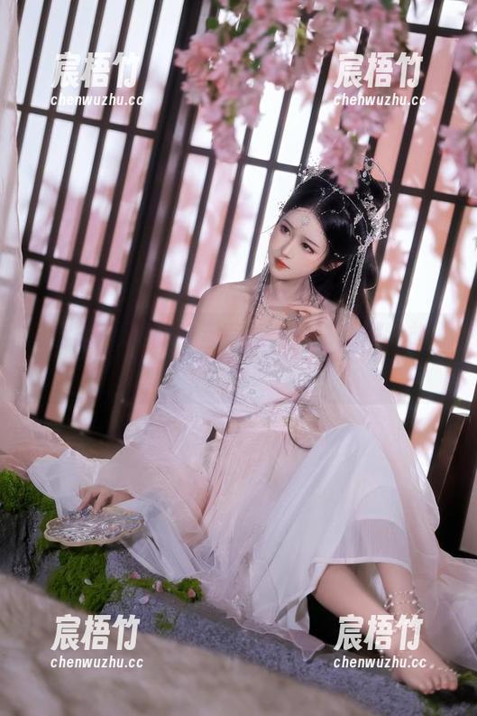 三度69老师的教室写真，进来就开始放飞自我？