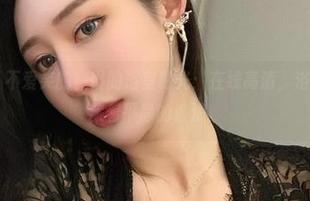 微密圈 – 不爱笑的赛琳的浴室时光：在线高清，浴缸里竟然藏着平静的波浪。
