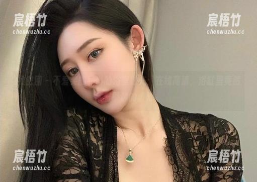 微密圈 - 不爱笑的赛琳的浴室时光：在线高清，浴缸里竟然藏着平静的波浪。