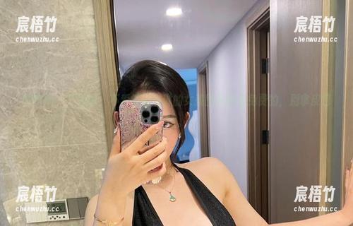 微密圈 - 严肃说，不爱笑的赛琳的女孩图包都是免费的，别拿皮包情。