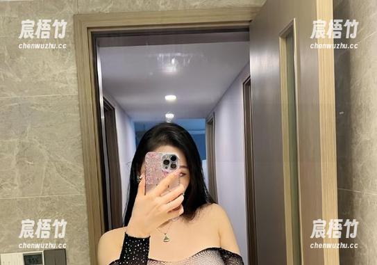 微密圈 - 不爱笑的赛琳的图包塞满了渔网，能否成为下一位网红？