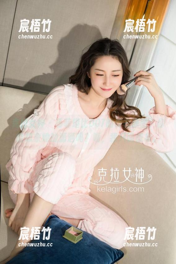 克拉女神 - 慕菲堪比007的皮衣原图，你能想象她的潇洒吗？呃，我只能想象。
