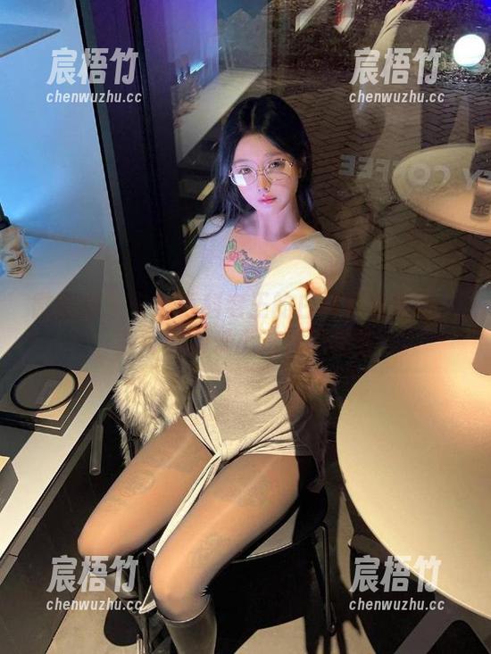 微密圈 - 卡通百科老王的白衬衫私房图：我可能会爱上这样的随性