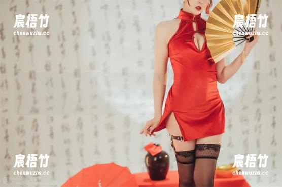 晒完泳池，不如来场夏夏子的高清美图大会？水面和那些浮球，真有点意思。