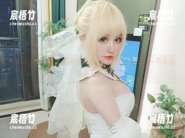夏鸽鸽不想起床的美脚青春期：COS里的脚踝，一不小心就跪下了～