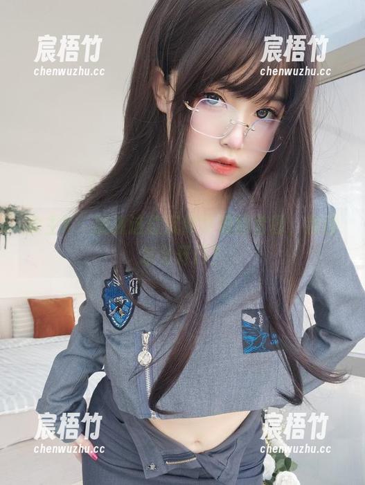 女主K：凝视这位沉默学姐的套图，我该怎么开口？
