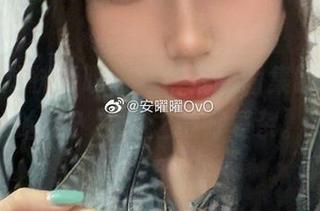 原图的这抹透明，安曜曜的图集缺了一样啥吗？言外之意好复杂。
