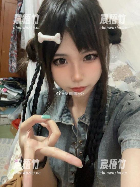 原图的这抹透明，安曜曜的图集缺了一样啥吗？言外之意好复杂。