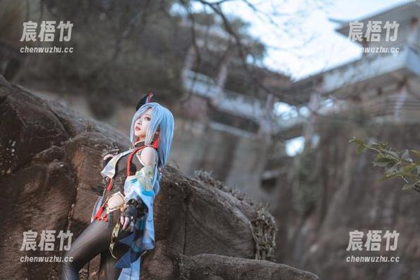随性而至，宫本桜的“埃吉尔”写真，图片里有种奇怪的熟悉感，脑袋里一片混沌。