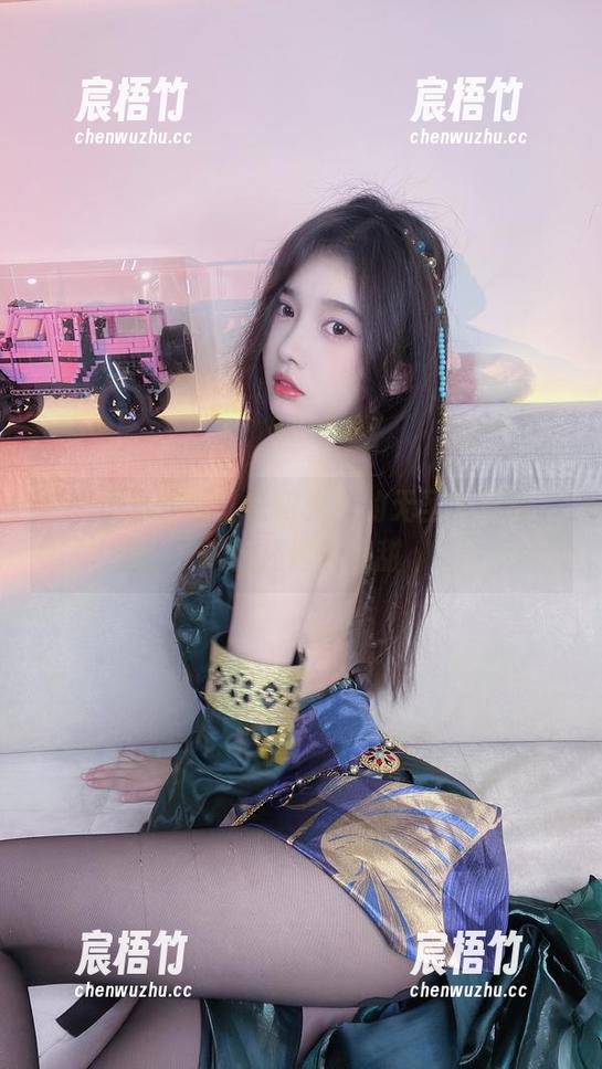 户外小小奶瓶儿在阳光下的无圣光写真，好像还透着点甜