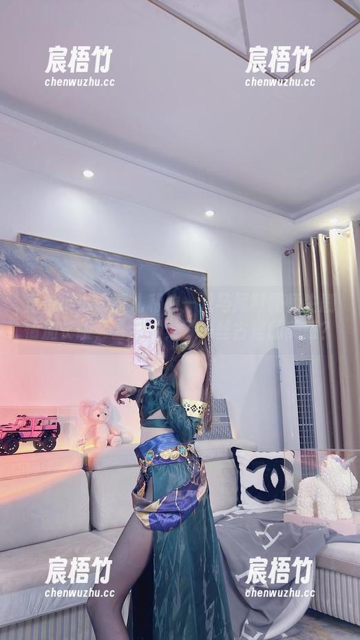 直击小小奶瓶儿私拍—双马尾制服师生剧情加长版，甚至发觉了一丝古怪的美感？