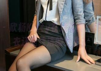 尤果网 – 欣杨Kitty在线写真：纯白的毛衣还是纯洁的女生？