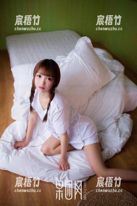 果团网 - 黄歆苑带你体验“校园风”！这校服拍得我都想回学了，嘻嘻。快来下载作品集吧！
