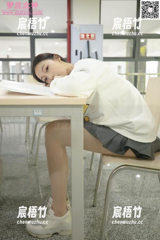 梦丝女神 - 全套小蝴蝶图片：长腿出没，注意别走神哦！