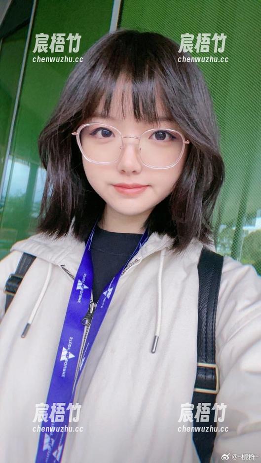 樱群在旋转木马上的福利写真，谁说不能清纯又撩人？