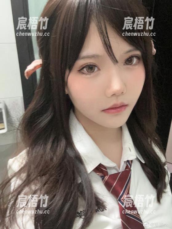 别看洛可ss温柔，这套写真里却藏着些小心眼