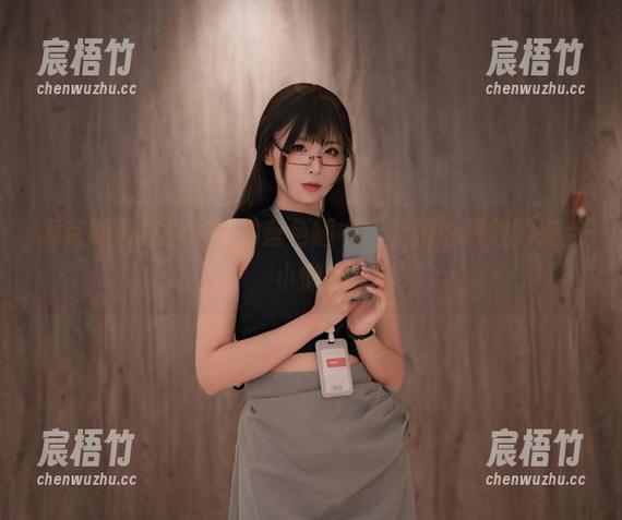 海克斯科技小蛋糕的蓝色睡衣，私拍中释放的点点小懒散