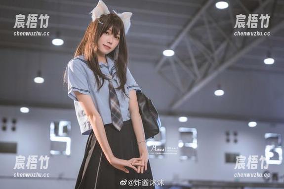 炸酱沐沐的学姐全套，穿衣搭配简洁又新潮，图包中的小细节让人不禁想贴近一点。
