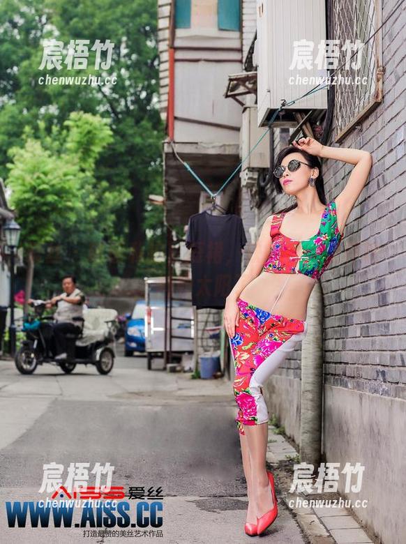 爱丝 - 瑶瑶私拍，短裙，缺的不过是杯饮料和太阳了