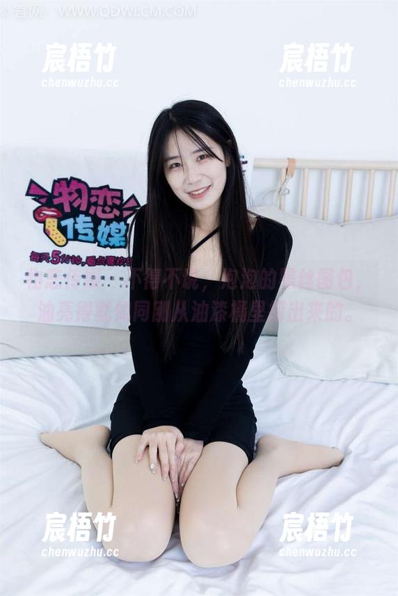 物恋传媒 - 不得不说，泡泡的黑丝图包，油亮得就如同刚从油漆桶里捞出来的。