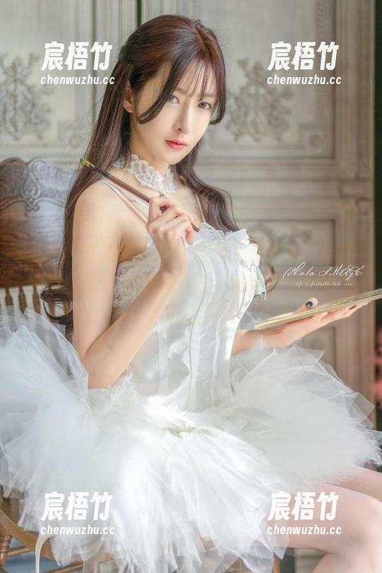 王羽杉在透纱白裙的调调下无圣光，这图片倒也是个奇妙的选择，隐隐透露出些许干扰。