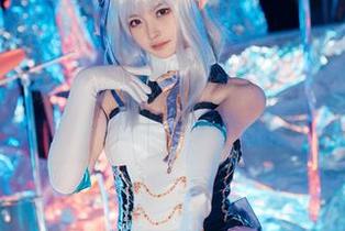 白莉爱吃巧克力难道是cos领域的教科书？她的“套装”图包让我每次都想多看几遍…