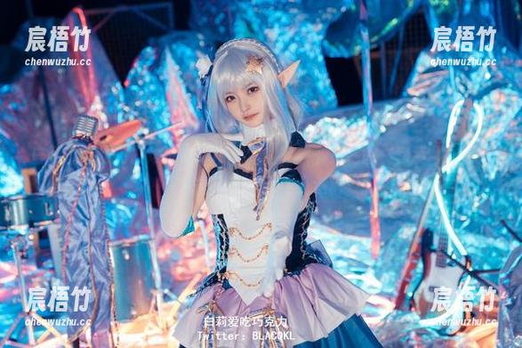 白莉爱吃巧克力难道是cos领域的教科书？她的“套装”图包让我每次都想多看几遍...