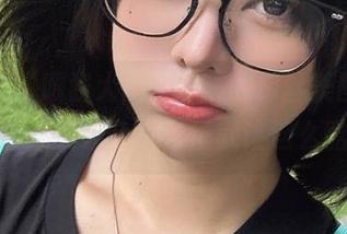 这就是“眼酱大魔王w”的棕丝美图，没想到会这么染色，壁纸就该这么酷吗？