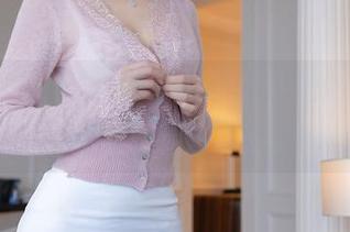 秀人网 – 一件白衬衫的不同穿法！周慕汐fairy的定制写真让你心生小疑问。