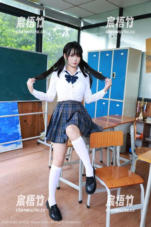 秀人网 - 娜露selena的短裙，定制好像是在说“给我一条适合我的裙子”那种感觉。