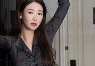 秀人网 – 小茉莉jasmine的黑丝套图：让你的电脑屏幕见证腿的绝美转折