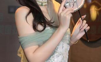 秀人网 – 李丽莎的连衣裙是我清新度的开端，美图在这，不知为何总让人想起约会的浪漫。