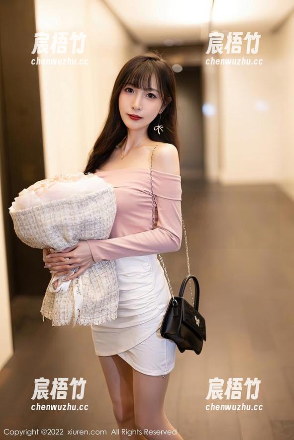 秀人网 - 作品《裤里丝》：杨晨晨Yome的“下身陷阱”，不小心被发现了！