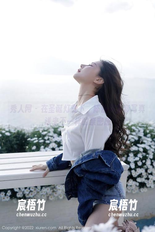 秀人网 - 在圣诞灯光下，陈舒羽全套写真送来不一样的亲密感