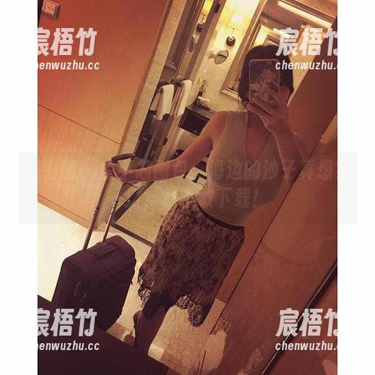 微密圈 - 童小芯图包：海边的沙子真想尝一口，敢不敢下载！