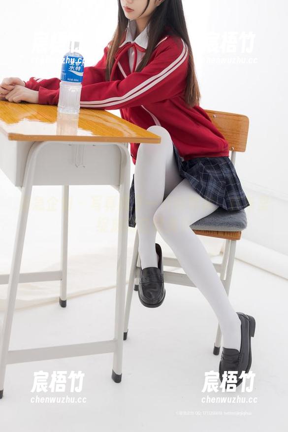 紧急企划 - 写真疯子一只喵喵梓：在车里绽放的白丝美学