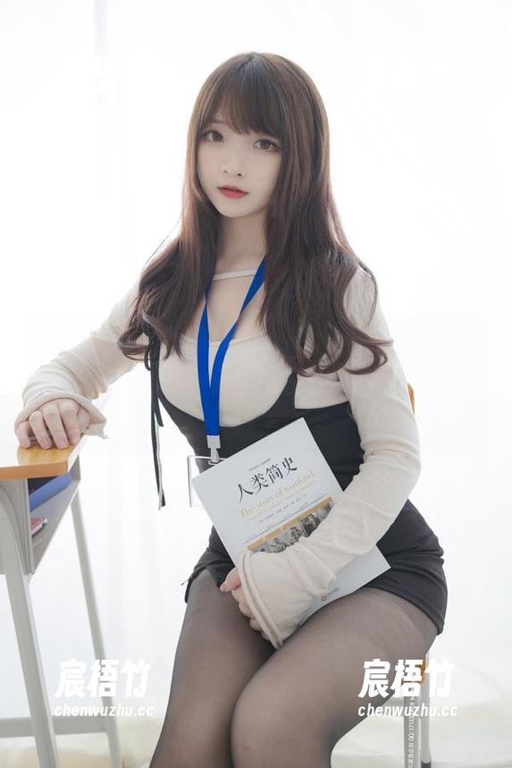 紧急企划 - 原图里的小婕，瑜伽姿势那么优雅，就随便一看，她都好像在告诉我：快跟上！