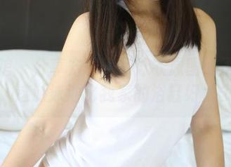 美媛馆 – 分享方子萱的泳衣原图：不得不说，这游泳池比我家的浴缸好太多了