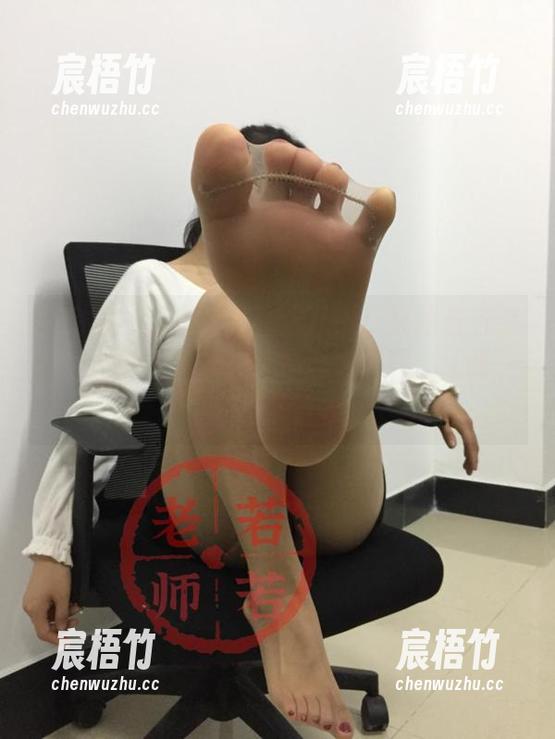 微密圈 - 当然是最新资源啦！又是若若老师与她的裤里丝，这搭配太显眼，让我一时间无法移开视线。