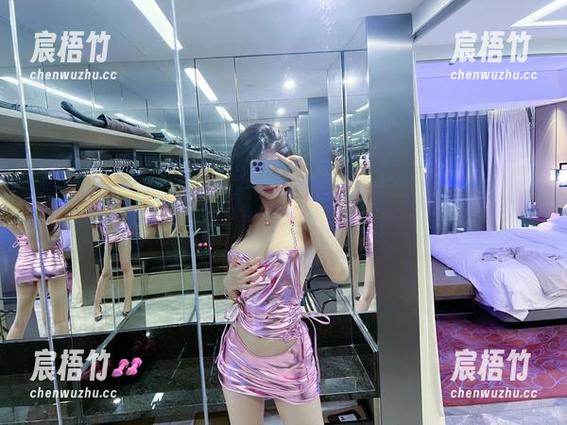 微密圈 - 私拍上，葛征的长腿让我差点忍不住想给她打个分，满分也不嫌落后！