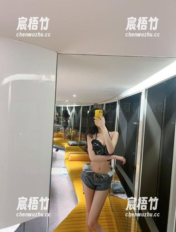 微密圈 - 百褶裙和葛征，无迹可寻的火花让这私拍别具一格